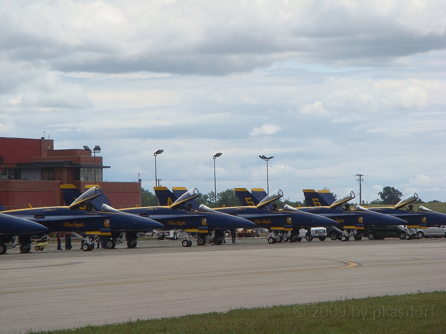 Willow Run Airshow [2009 July 18] 086.JPG - Scenes from the Thunder Over Michigan Air Show at Willow Run Airport